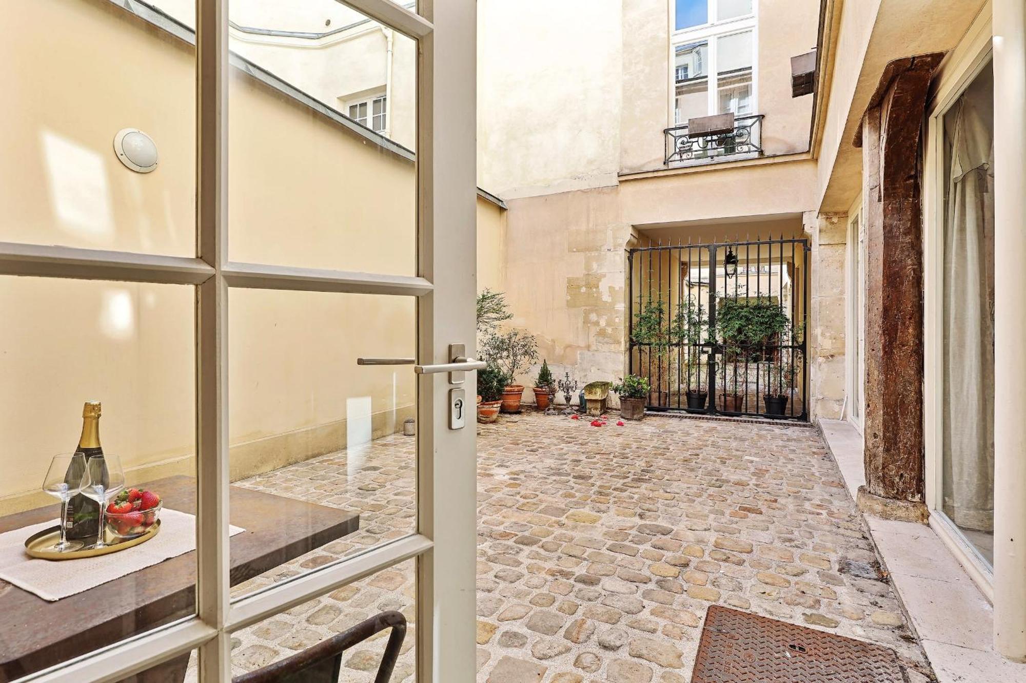 Le Marais & Place Des Vosges - Cityapartmentstay Appartement Paris